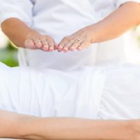 Ruhige Frau empfangende reiki-Behandlung_iStock-487485268_50%_komprimiert