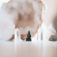 samuel-austin-S_TIOyYuiJI-unsplash1_Buddha_mit_Kristall_50